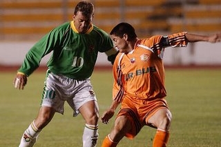 Třináctiletý bolivijský fotbalista Mauricio Baldivieso (vpravo).