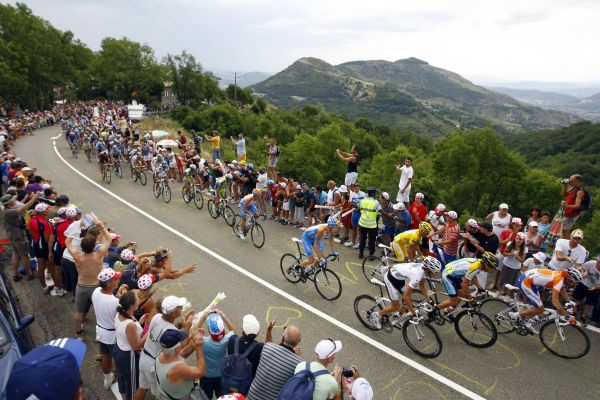 Peloton Tour de France čeká výšlap na Mt. Ventoux.