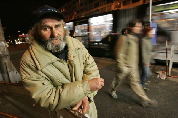 Kulka omylem zasáhla a lehce zranila opodál ležícího bezdomovce.