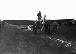 Blériot se svým slavným letadlem.