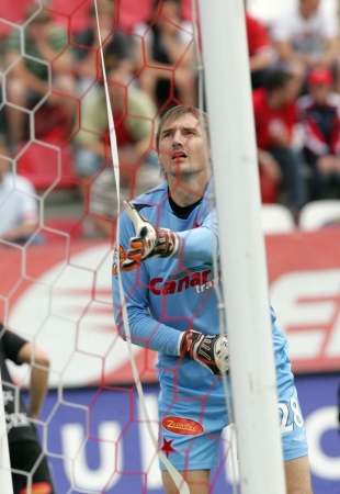 Brankář Slavie Martin Vaniak.
