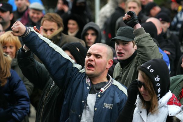 Neonacisté se oslavovali v Plzni. Dva byli zadrženi.