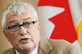 Kanadsk&yacute; velvyslanec Michael Calcott.