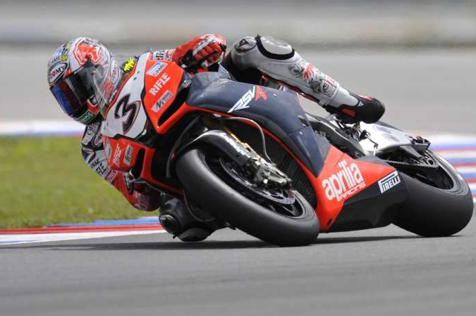 Italský závodník Max Biaggi.