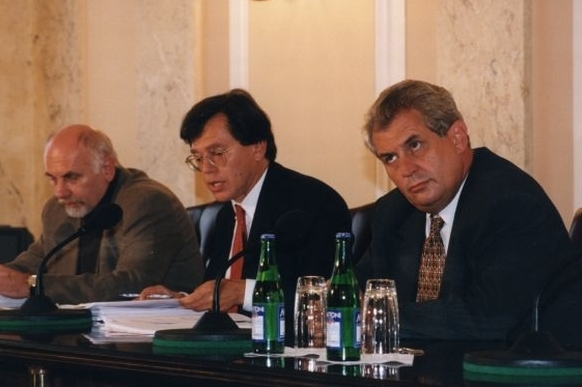 Falkon kdysi koupil 2,5miliardový dluh od Zemanovy vlády.