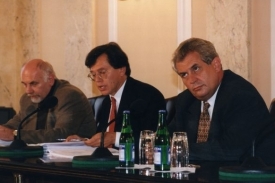 Falkon kdysi koupil 2,5miliardový dluh od Zemanovy vlády.