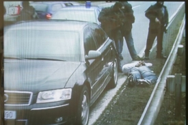 Starku zatkla policie na dálnici na Příbram v roce 2006.