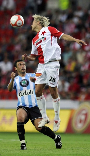 Slávista Jaroslav Černý v zápase s Mladou Boleslaví.