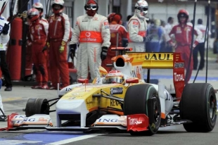 Španěl Fernando Alonso, pilot stáje Renault.