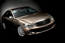 Takový mercedes ministryni ukradli, model 420 CDI, ale v černé barvě.