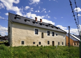 Částečnou rekonstrukci má za sebou tvrz z roku 1551 v Podolí.