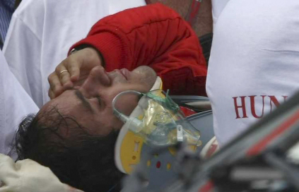 Felipe Massa krátce poté, co jej vyprostili z vraku jeho ferrari. 