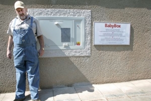 Ludvík Hess a "jeho" babybox.