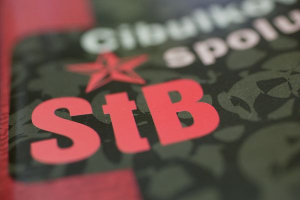 Úkoly údajně plnil i v zahraničí, protože často cestoval.
