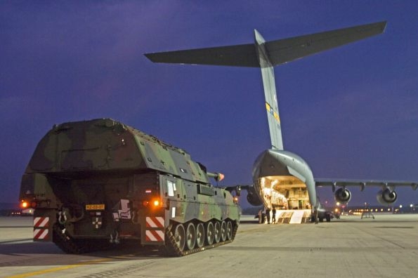 Nakládání letounu C-17 Globemaster na německé základně Ramstein.