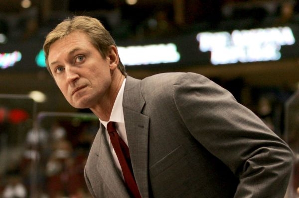 Wayne Gretzky na střídačce Phoenixu.
