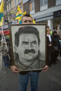 Abdulláh Ocalan (na portrétu) zůstává na samotce na ostrově.