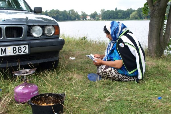 Na břehu rybníka zůstává asi dvacítka Rumunů.