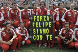 Mechanici stáje Ferrari píší zraněnému Massovi: Felipe, jsme s tebou.