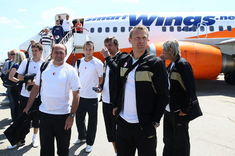 Fotbalisté Slavie při výstupu z letadla na plochu letiště v Kišiněvě.