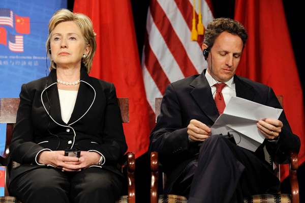 Členové vlády USA: Hilary Clintonová a Timothy Geithner.