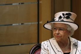 Britská královna je s bermudským premiérem Brownem na kordy.