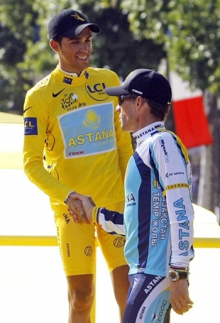 Albertu Contadorovi gratuluje Lance Armstrong.