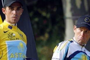 Lance Armstrong (vpravo) a vítězný Alberto Contador.
