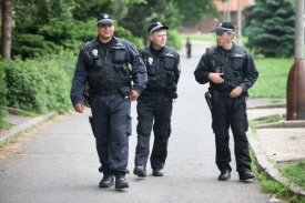 Policistů je málo, zbyly proto peníze určené na mzdy.