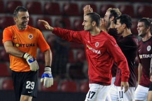 Radující se fotbalisté Sparty po výhře nad Panathinaikosem 3:1.