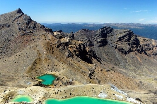 Smargdová jezírka leží v Národním parku Tongariro.