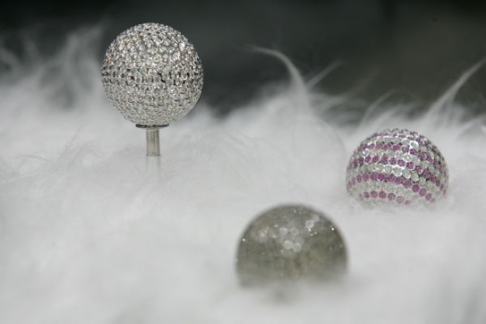 Golfový míček je osázen 409 diamanty nejvyšší kvality. Golfový míček je osázen 409 diamanty nejvyšší kvality.