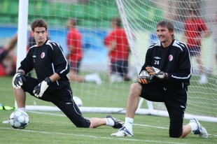 Martin Vaniak zůstal na lavičce, za Slavii chytá Jan Hanuš (vlevo).