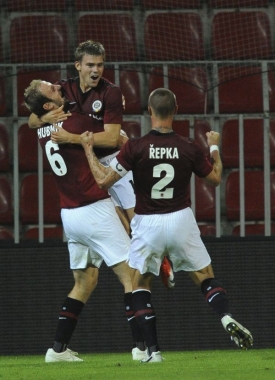 Roman Hubník (vlevo) se raduje s Lubošem Kaloudou a Tomášem Řepkou.