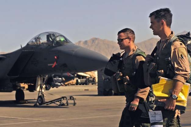 F-15E s piloty na základně Baghrám.