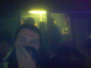 Lidé uvěznění v londýnském metru po výbuších bomb.