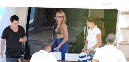 Simona Krainov&aacute; na jachtě s Ale&scaron;em Řeb&iacute;čkem, kter&eacute;ho &uacute;dajně nezn&aacute;.