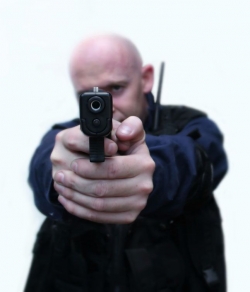 Falešní policisté několikrát vystřelili z plynové pistole.