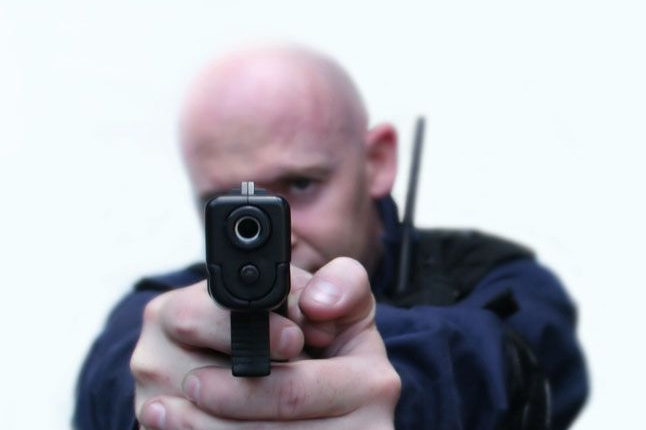 Falešní policisté několikrát vystřelili z plynové pistole.