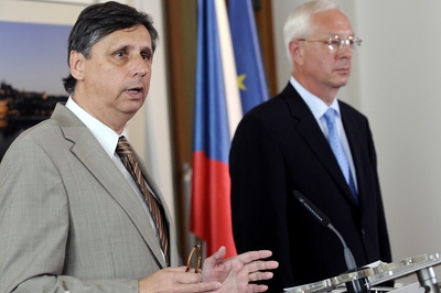 Jan Fischer a Jiří Drahoš se dohodli na kompromisním řešení.