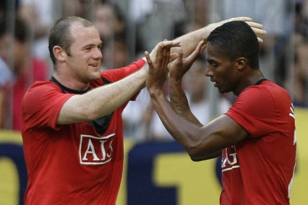 Wayne Rooney a Antonio Valencia v dresu Manchesteru United. Wayne Rooney a Antonio Valencia v dresu Manchesteru United.