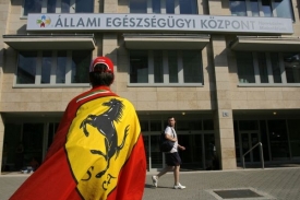 Fanoušek Ferrari před nemocnicí v Budapešti.