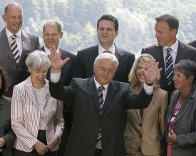Steinmeier představuje svůj volební tým.