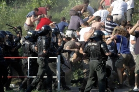 Do&scaron;lo na střety mezi tvrd&yacute;m j&aacute;drem a polici&iacute;.