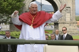 Kvůli mši Benedikta XVI. se dálnice D1 promění v parkoviště.