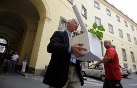 Jako poslední si odstěhoval věci ředitel knihovny Martin Svoboda. Jako poslední si odstěhoval věci ředitel knihovny Martin Svoboda.