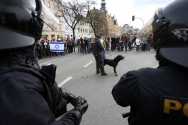 Policie musí řešit stále více trestných činů spojených s extremismem.