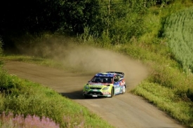 Vede jeho krajan Mikko Hirvonen.