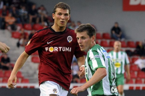 Rychlík z Bohemians 1905 v souboji se sparťanským Prudnikovem.