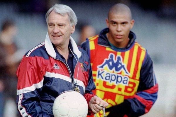 Rok 1997. Bobby Robson (vlevo) a za ním tehdy ještě mladík Ronaldo. Rok 1997. Bobby Robson (vlevo) a za ním tehdy ještě mladík Ronaldo.
